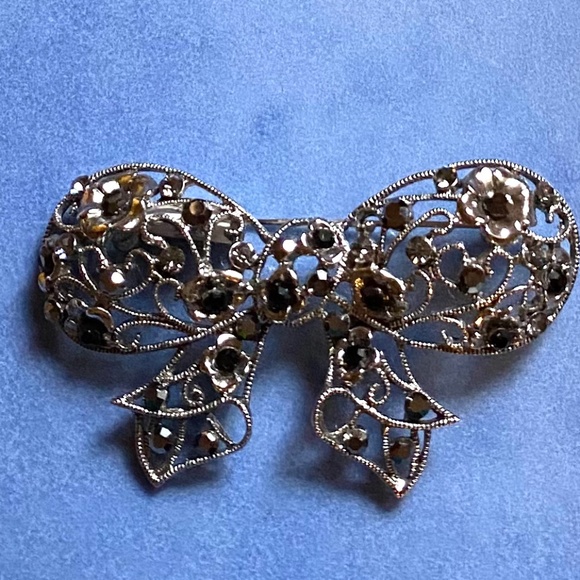 Vintage Style Bow Brooch - Picture 3 of 7